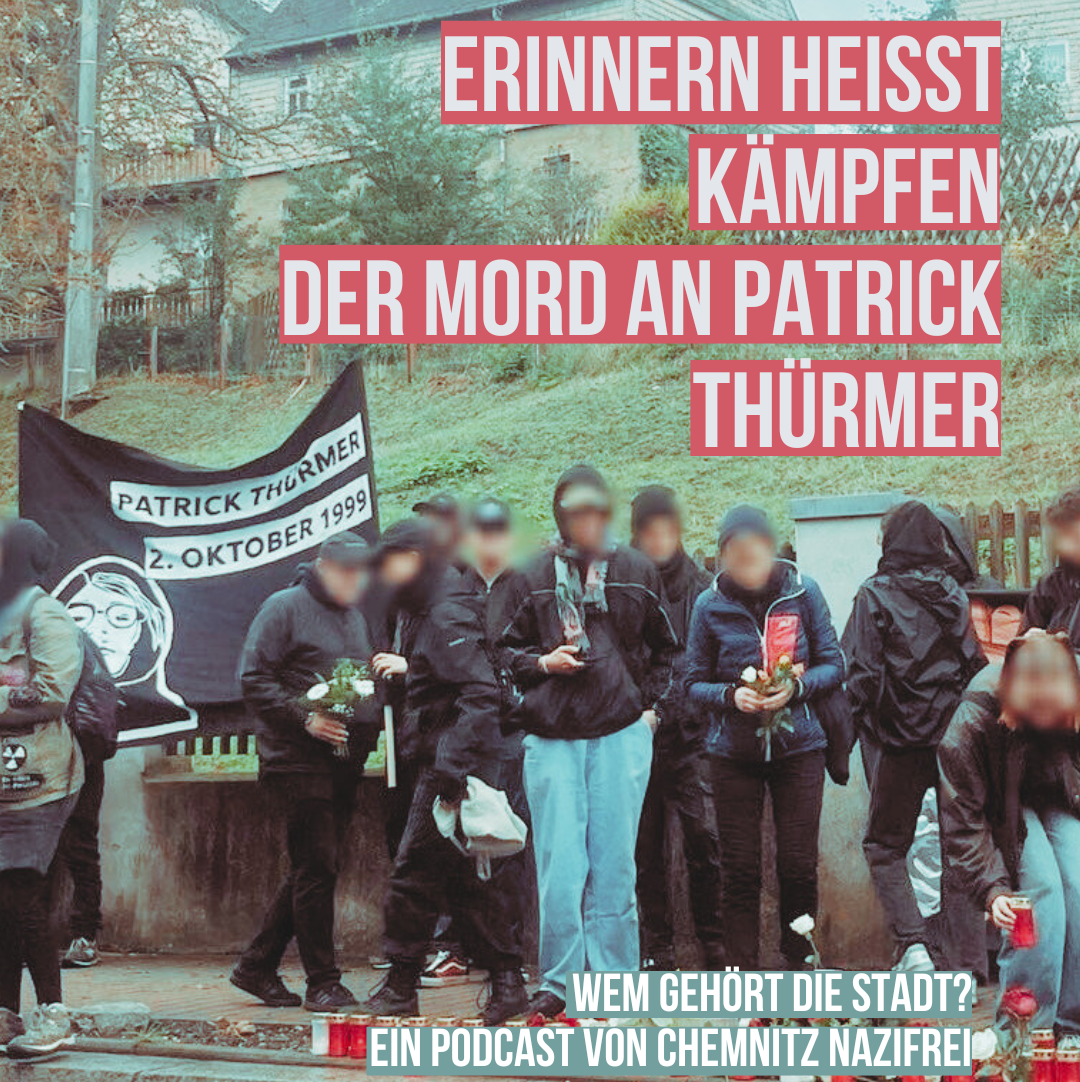 Das Bild zeigt ein Foto der Gedenkdemo letztes Jahr. Menschen stehen rund um die Gedenkplatte, die in einem Beet an einem Fußweg eingelassen ist. Sie haben Blumen und Kerzen in der Hand. Rund um den Gedenkstein und und an der Kante zur Straße stehen schon viele rote Grablichter. Hinter den Menschen ist ein kleiner Zaun. Dahinter geht es einen kleinen Hügel hoch und dann schließen Grundstücke und Häuser an. Links im Bild vorm Zaun sieht man ein Banner. Darauf ist ein gemaltes Bild von Patrick zu sehen und die Schrift 